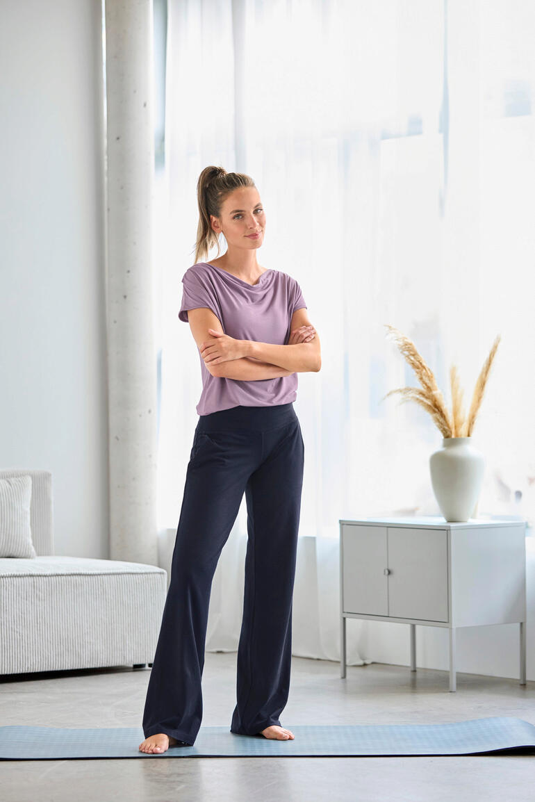 Pantalon de yoga à jambes large Pantalon de yoga large en couleur bleu foncé, porté par une femme.