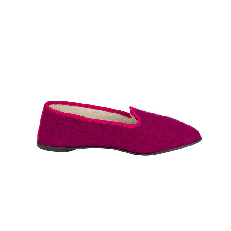Chaussons en laine bouillie Gottstein Vue de côté d'une pantoufle en feutre fuchsia, sans doublure.