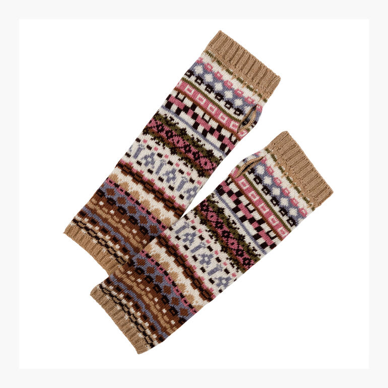 Mitaines jacquard en design multicolore amande sur fond blanc.