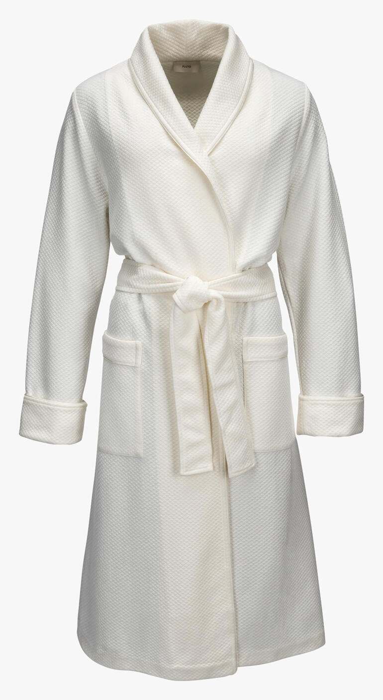 Peignoir blanc sur fond blanc.