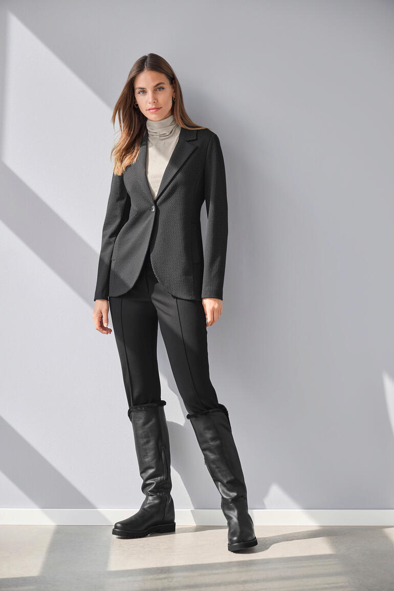 Blazer en jersey à pois Vicario Cinque, modèle se tenant contre le mur.