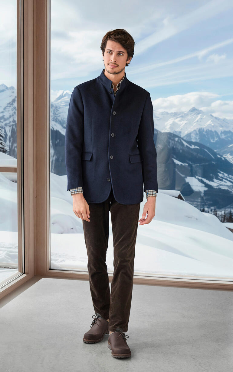Veste en bébé alpaga Clark Ross Homme en blazer en baby alpaga bleu marine devant des montagnes enneigées