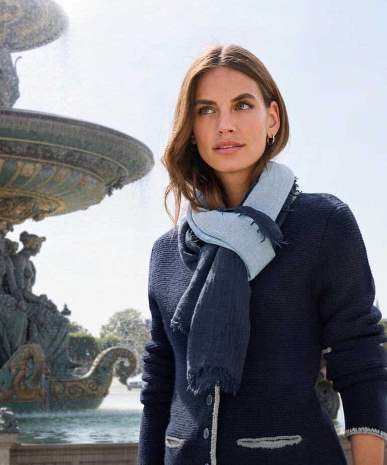 Foulard en tencel Dip-Dye Femme avec un foulard en Tencel dip-dye devant une fontaine