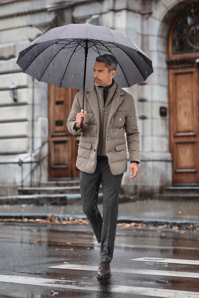 Doudoune en cachemire Lodenfrey Homme avec une doudoune en cachemire Lodenfrey sous un parapluie