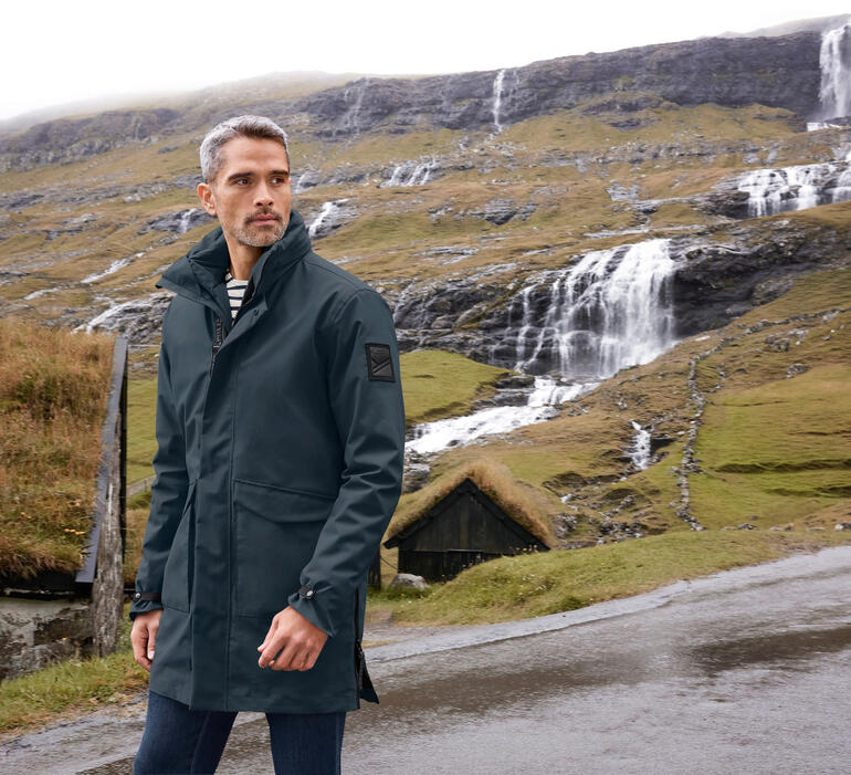 Marine Homme en parka 3-en-1 dans un paysage de montagne.