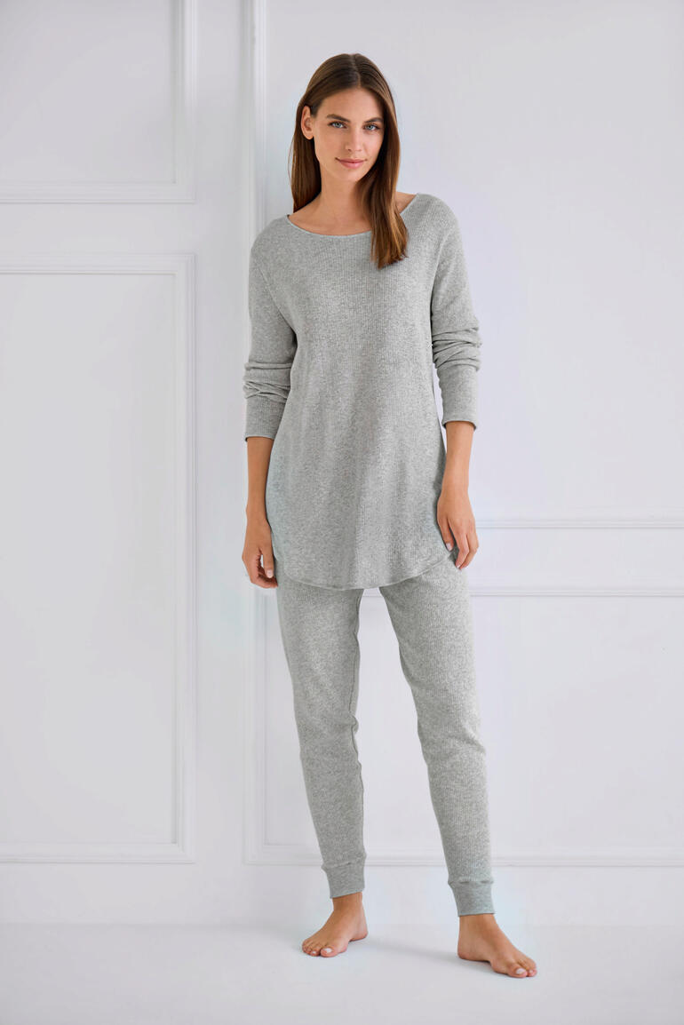 Femme en pyjama grise avec haut et pantalon