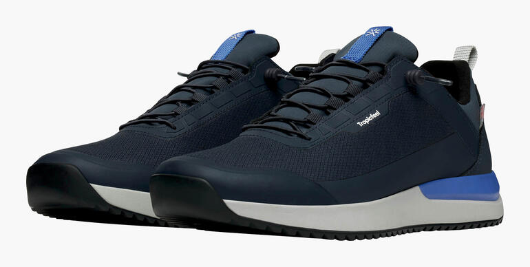 Baskets Tropicfeel en bleu foncé avec des accents noirs et gris.