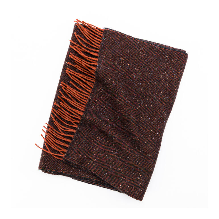 Écharpe en tweed Écharpe en tweed de couleur orange foncé et marron, posée sur une table.