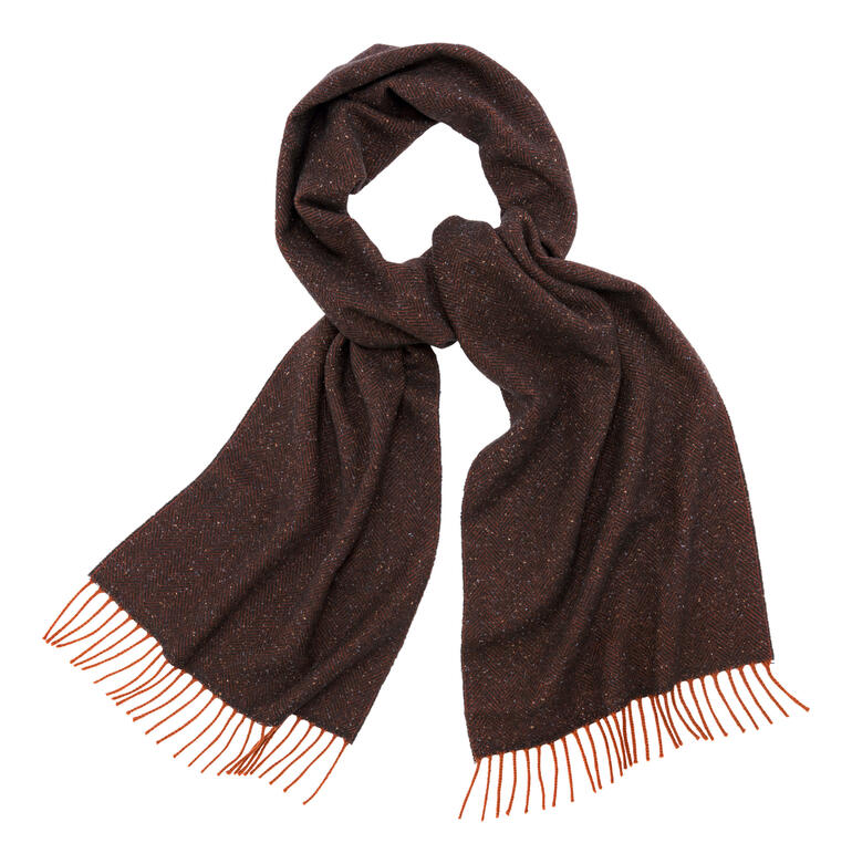Écharpe en tweed de couleur orange foncé et marron, artistiquement drapée.