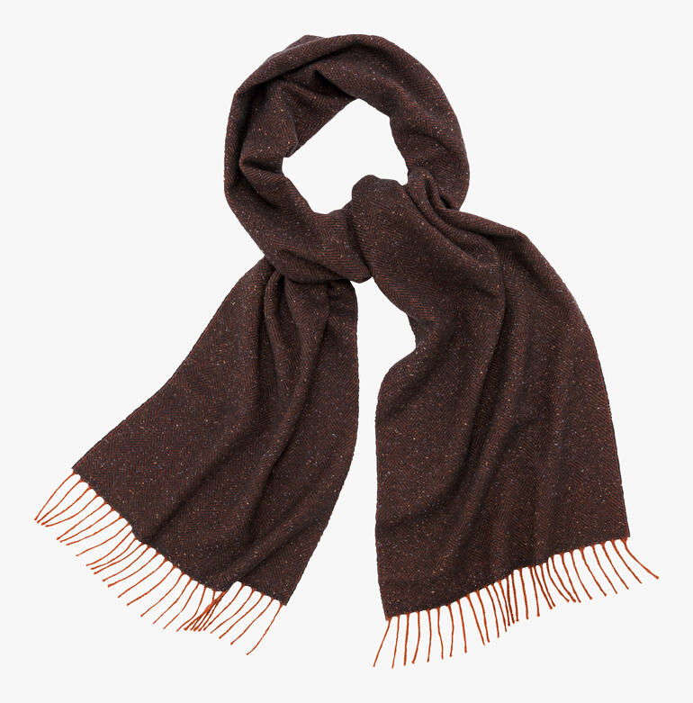 Écharpe en tweed de couleur orange foncé et marron, artistiquement drapée.