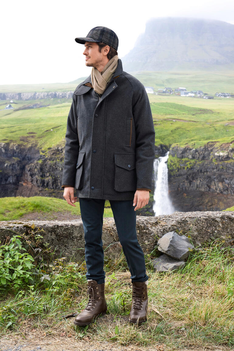 Veste de chasse Alan Paine, portée par un homme dans la nature.