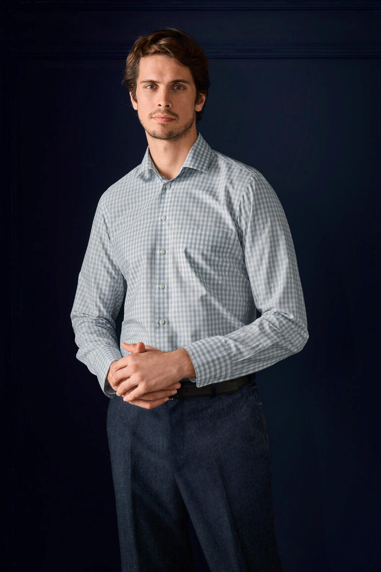 Chemise en soie avec motifs à carreaux Vichy Homme portant une chemise en soie Vichy à manches longues