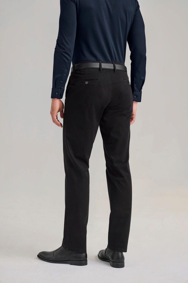 Chino Perma-Black Homme portant un pantalon chino Perma-Black noir, vu de dos.
