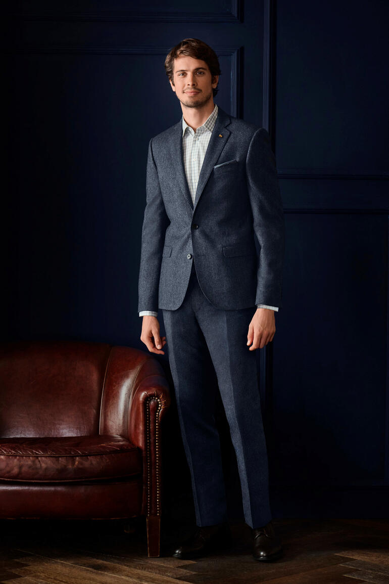 Blazer et Pantalon Homme en costume portant une chemise en soie Vichykaro