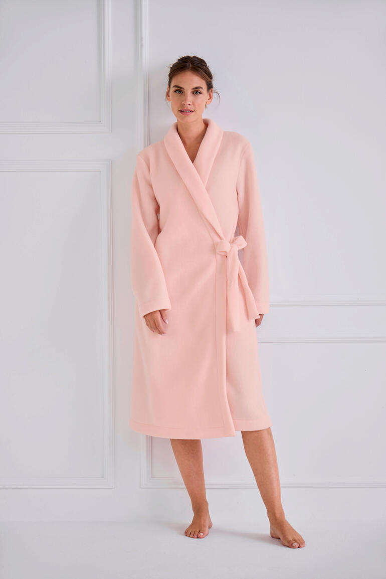 Robe de chambre en polaire le chat Femme en peignoir en molleton rose, debout en pleine longueur.