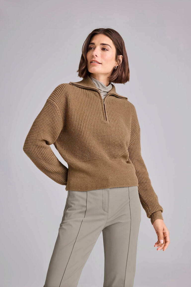 Femme en troyer en cachemire-lin marron avec fermeture éclair et look décontracté.