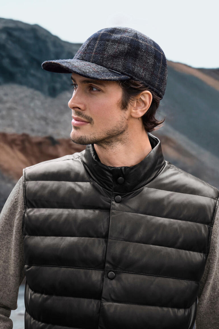 Homme portant une casquette en laine Gore-Tex avec visière et protège-oreilles