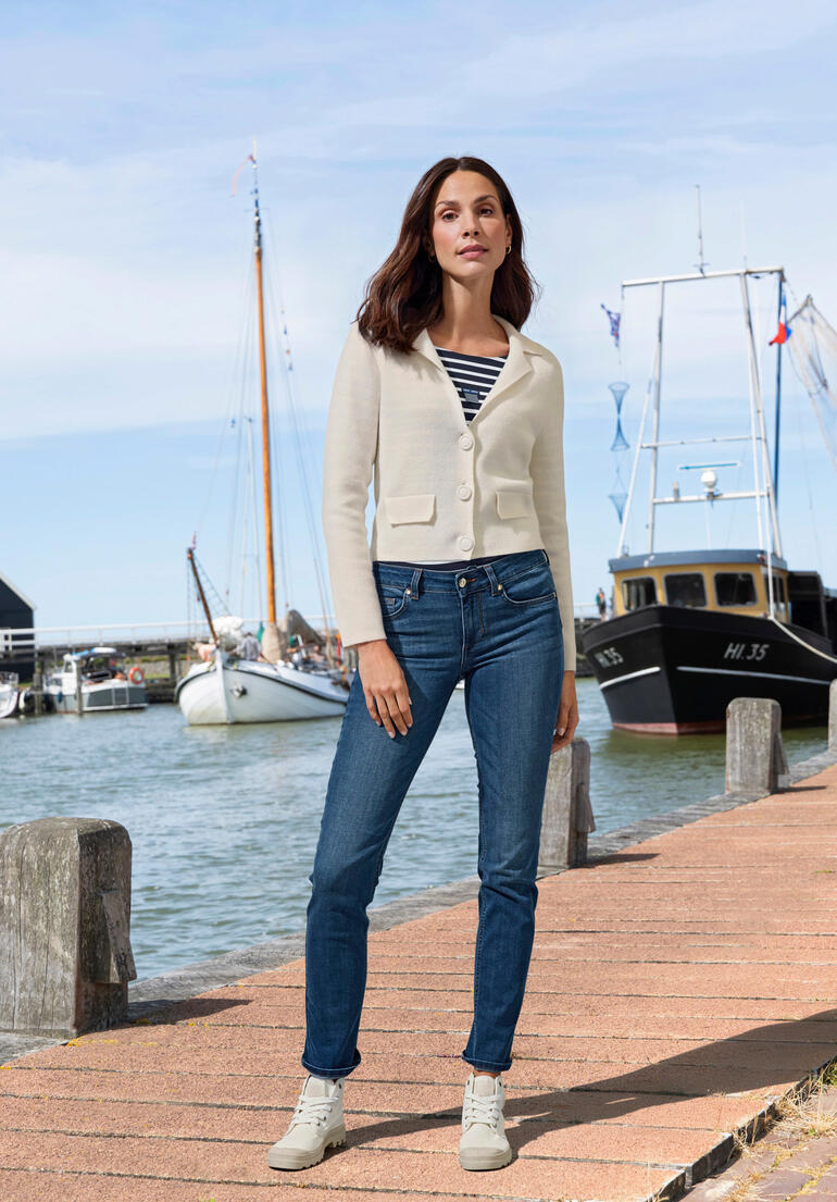 Femme en blazer de cachemire blanc au port