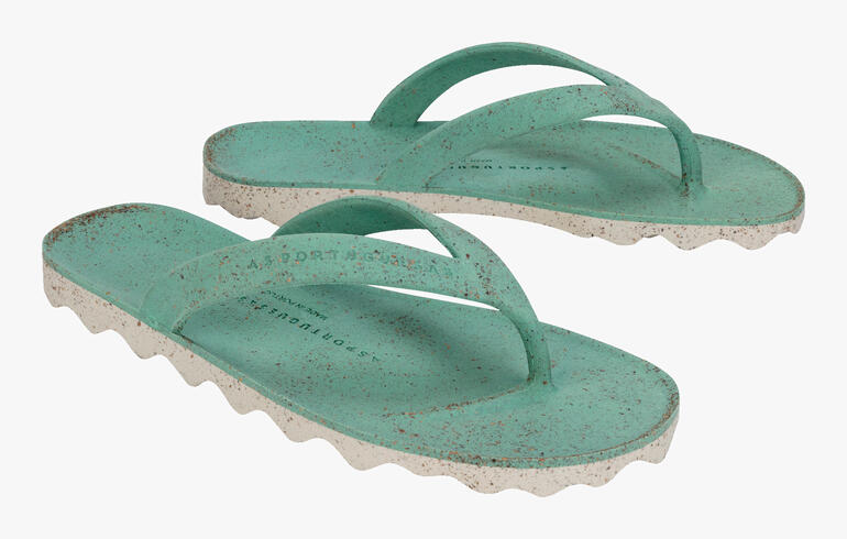 Deux tongs Asportuguesas vertes sur fond blanc.