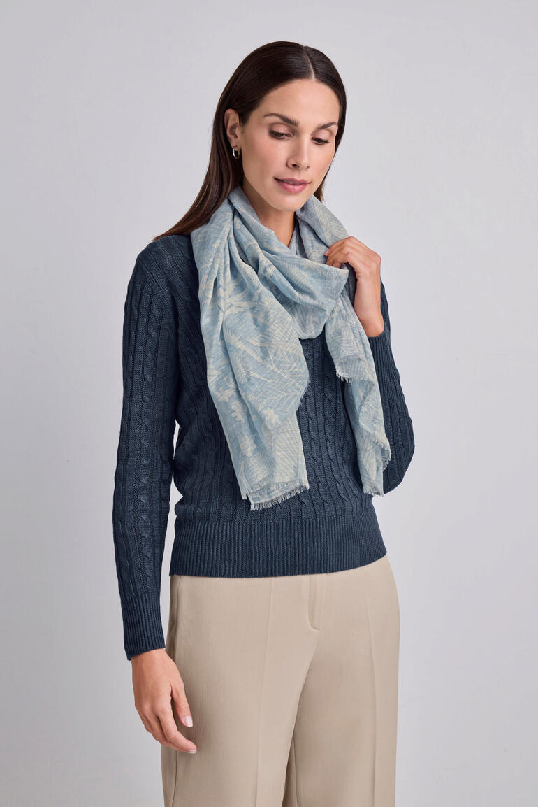 Étole en chanvre et coton bleu clair, portée sur l'épaule.