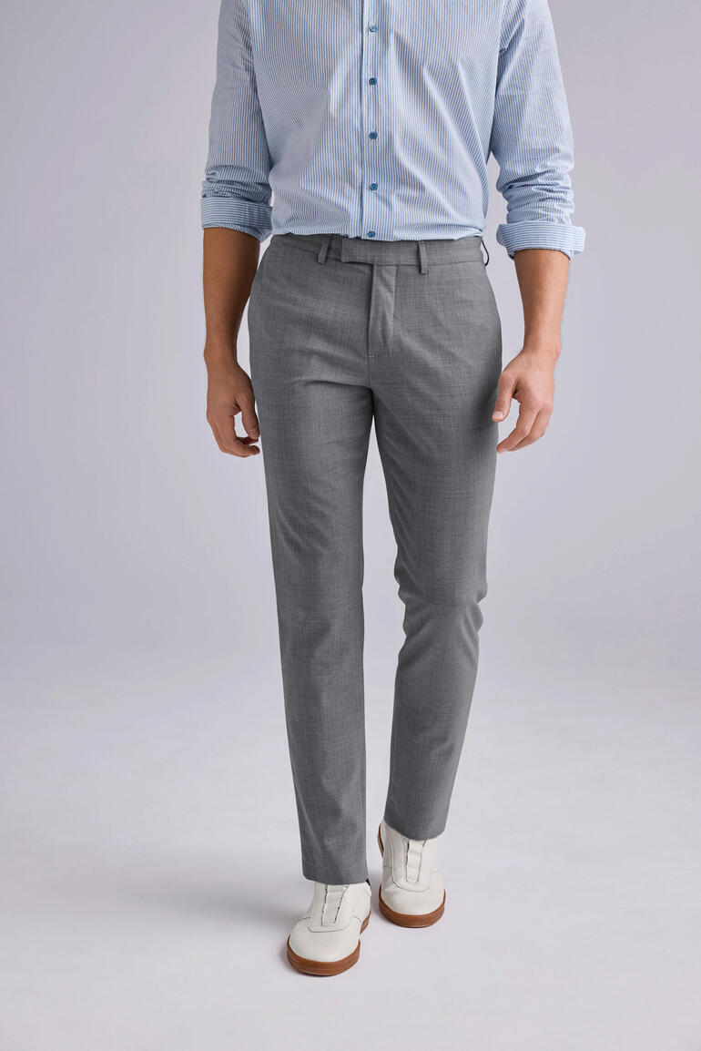 Gris Pantalon en Tropical-Wool gris, porté de face par un homme.