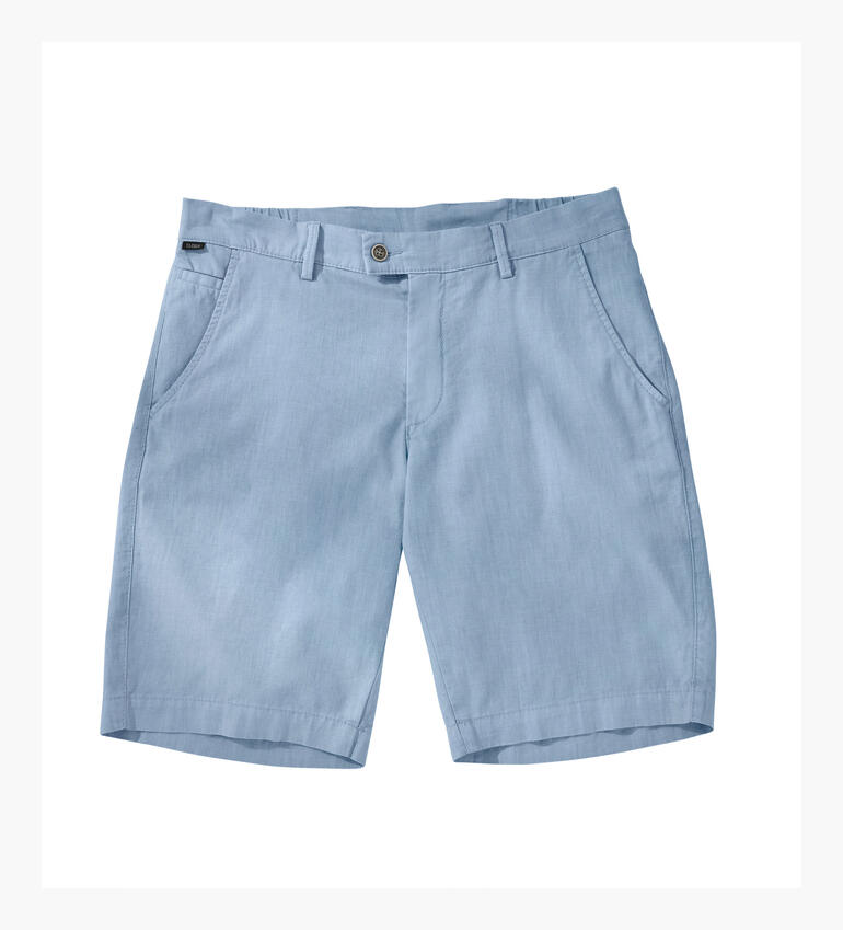 Bermuda en lin bleu clair, avec poches et fermeture à bouton.