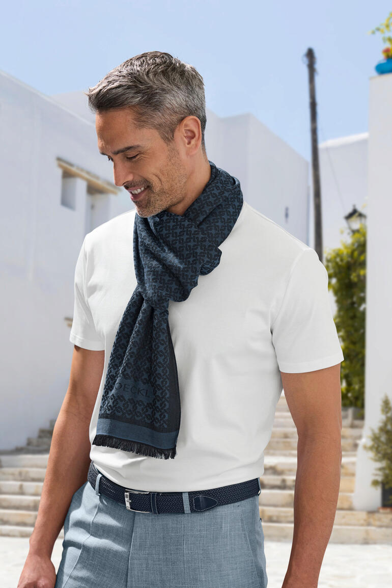 Foulard réversible Roeckl Homme portant un t-shirt blanc en Tencel™ avec écharpe réversible Roeckl.