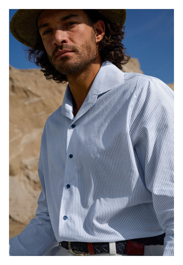 Chemise à col revers en soie Homme portant une chemise en soie à revers rayé avec un chapeau.