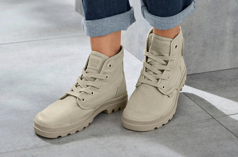 Beige Bottes en toile Palladium en beige portées au pied