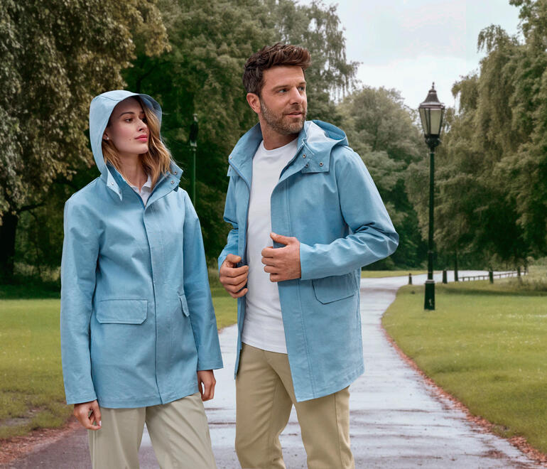 Parka en lin résistante aux intempéries Couple dans un parka en lin imperméable dans le parc