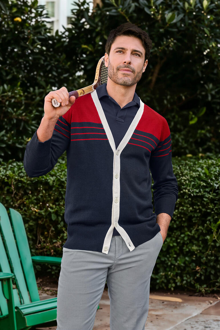 Cardigan en soie maritime Junghans 1954 Homme portant un cardigan en soie maritime avec des rayures rouges et bleues