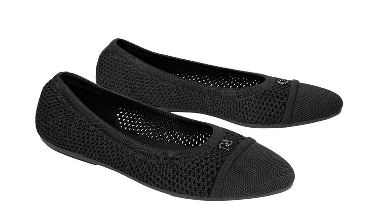Paire de ballerines en mesh noires sur fond blanc.