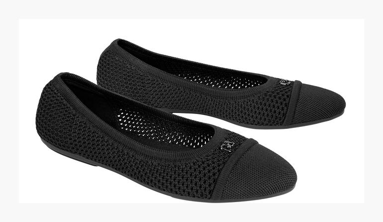 Paire de ballerines en mesh noires sur fond blanc.