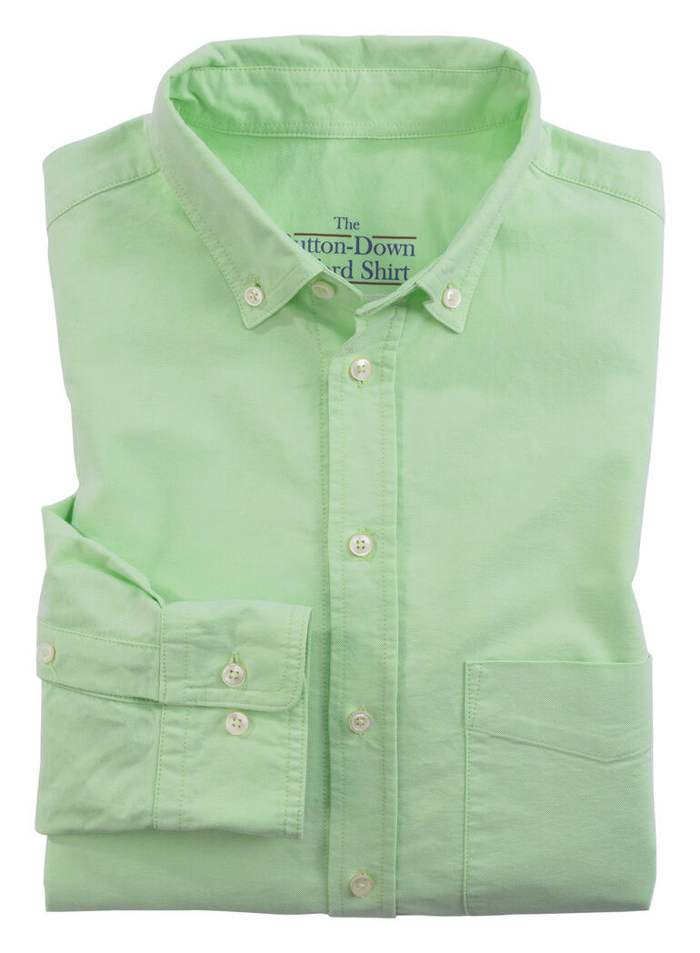 Chemise vert clair repassée avec col boutonné et poche poitrine.