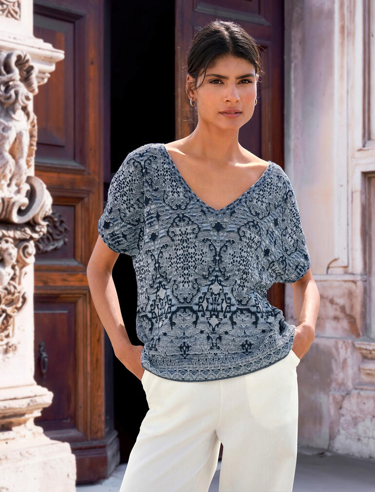 T-shirt en tricot IVKO Femme souriante en haut en tricot à motifs IVKO avec un motif floral