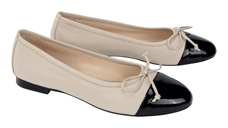 Ballerines Mario Arpili en beige avec bout noir et nœud.