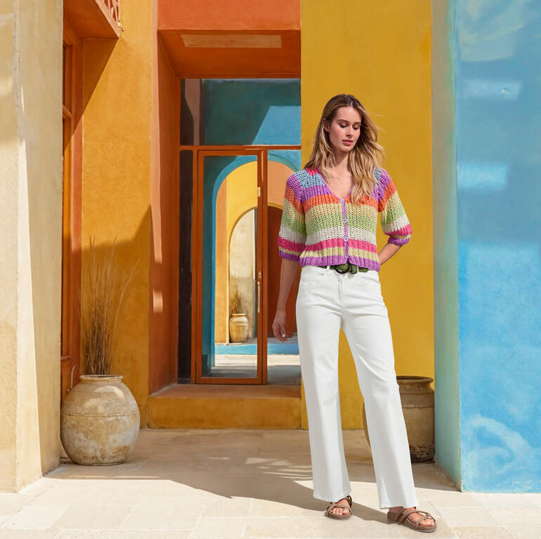 Pantalon à jambes larges RAPHAELA BY BRAX Femme portant un cardigan en gros tricot de soie coloré devant un arrière-plan coloré