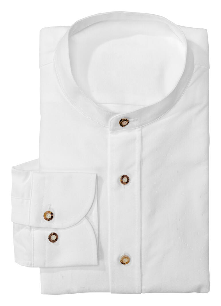 Chemise traditionnelle blanche avec col montant, pliée
