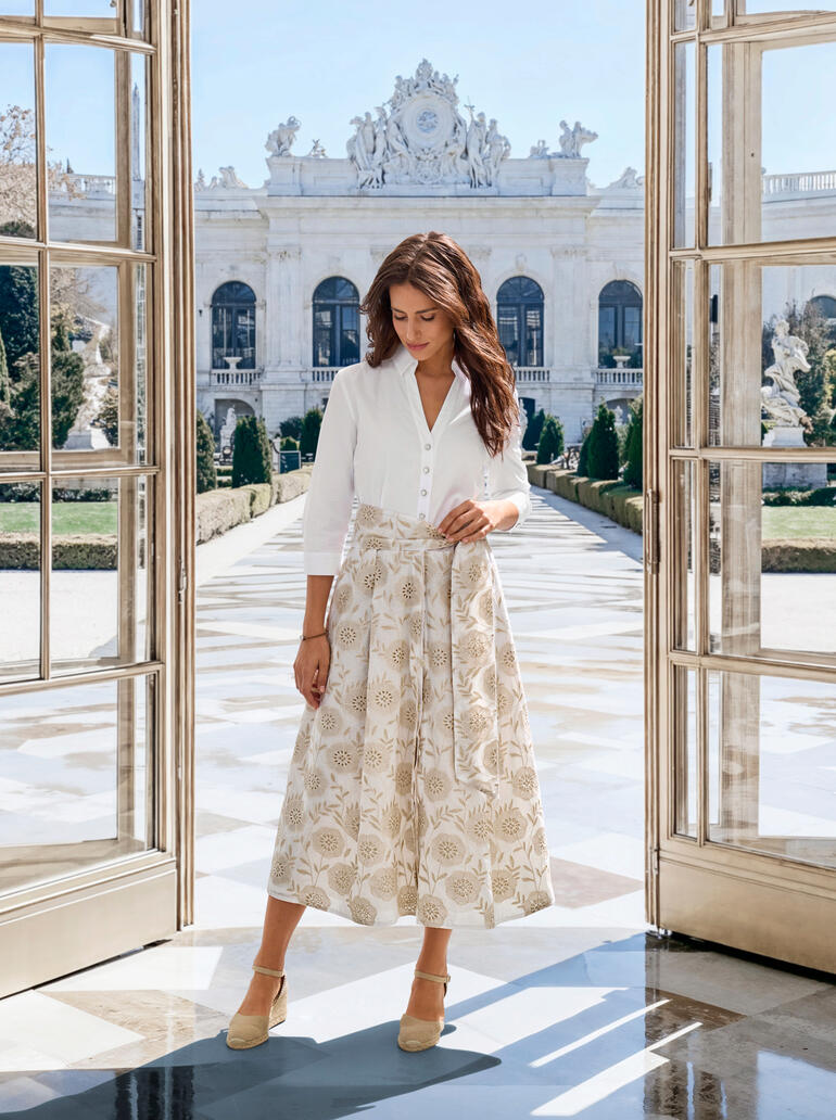 Femme dans une robe-blouse brodée dans un endroit élégant.