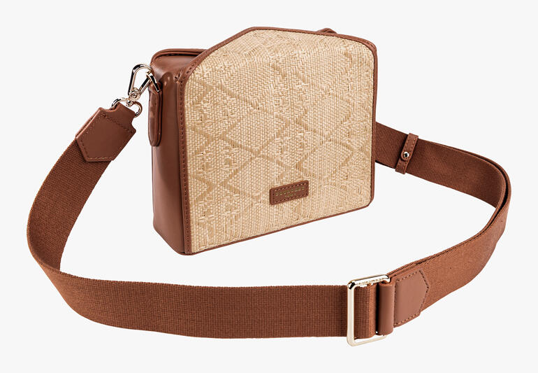 Combinaison d'un sac boxy en raffia marron et d'une petite poche intérieure.