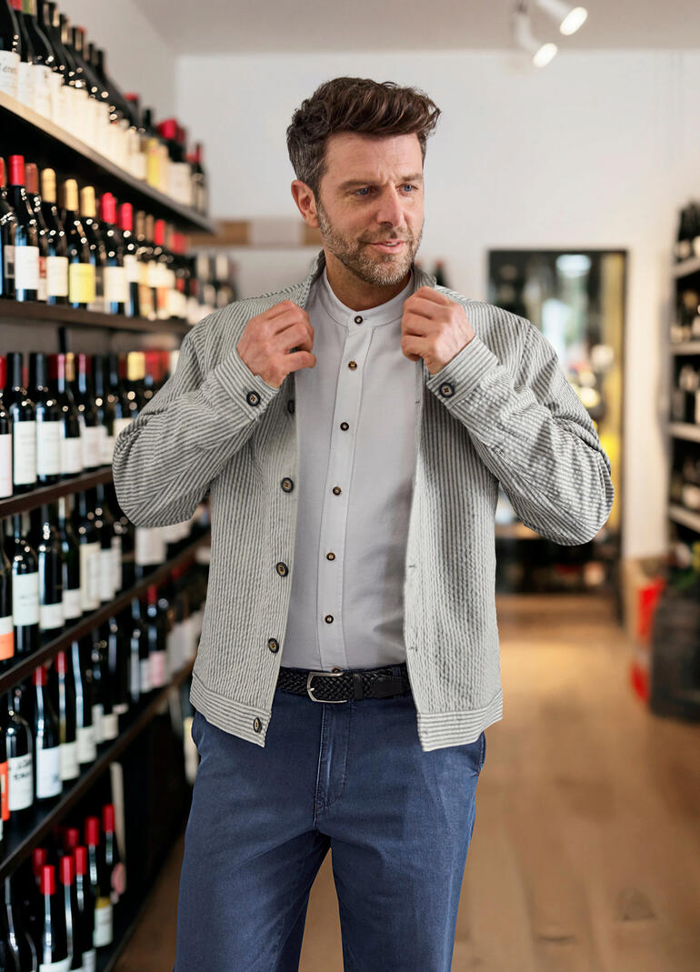 Blanc Homme mettant un janker en lin seersucker dans un magasin de vin.