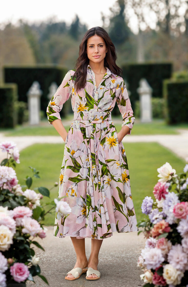 Robe Rosy Tulip Samantha Sung Femme en robe à fleurs Samantha Sung dans un jardin