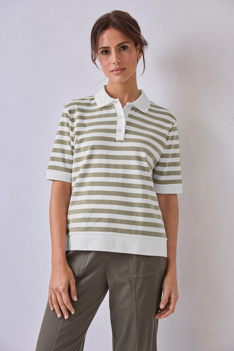 Beige Polo boxy rayé en olive et blanc, présenté sur un modèle.