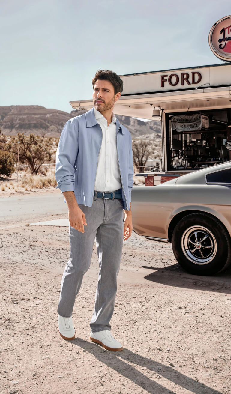 Blouson estival en lin et lyocell Homme en blouson d'été bleu clair, se tient devant un diner.