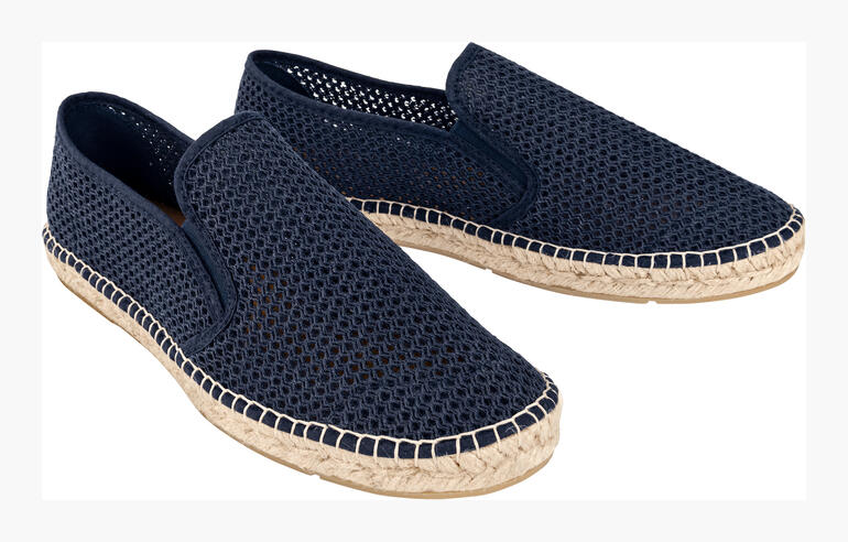 Sandales d'été bleu marine en maille, en paire.