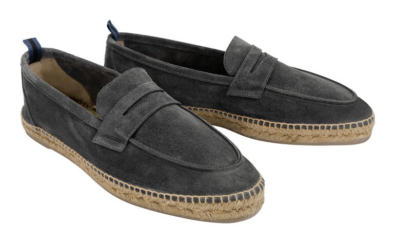 Deux mocassins d'été gris avec semelle tissée