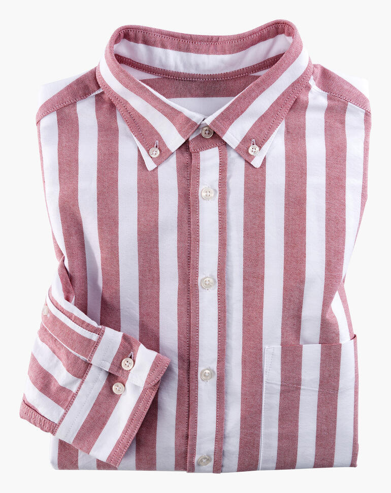 Chemise rayée rouge et blanche, pliée avec col visible.