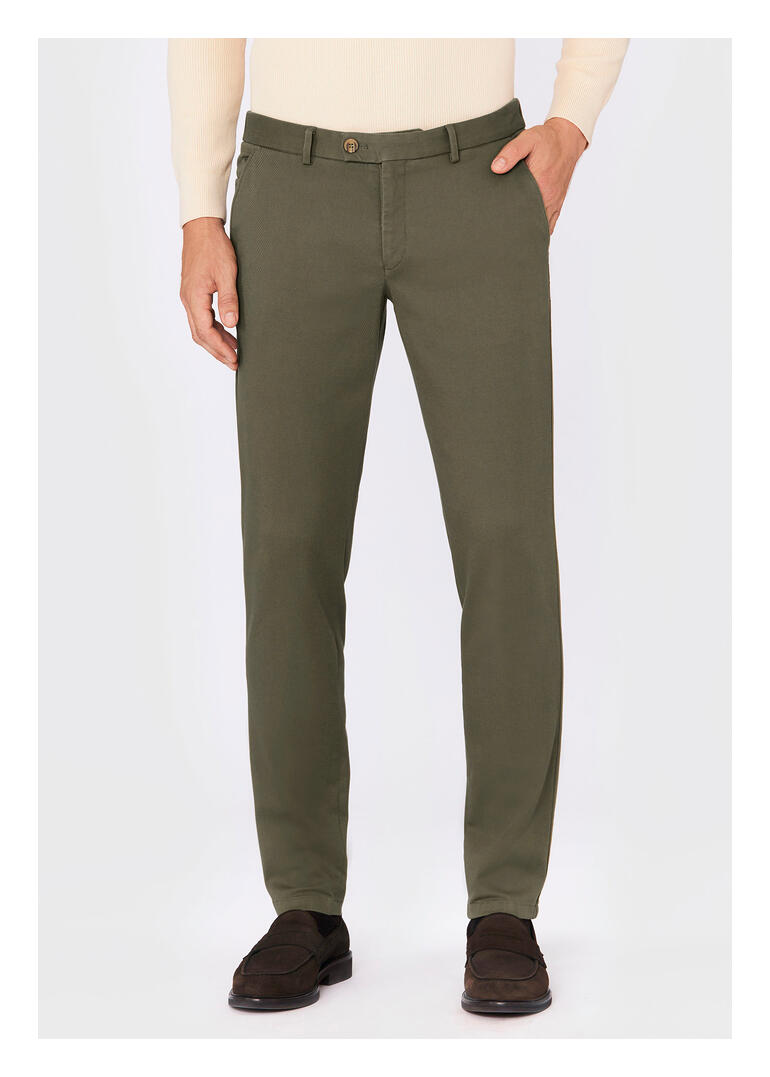 Olive Chino Hiltl premium en olive, debout