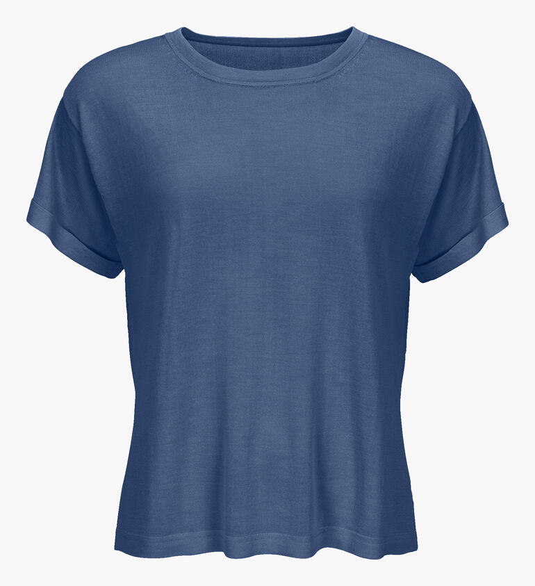 T-shirt en crépon de soie bleu fjord, posé à plat sur un fond blanc.