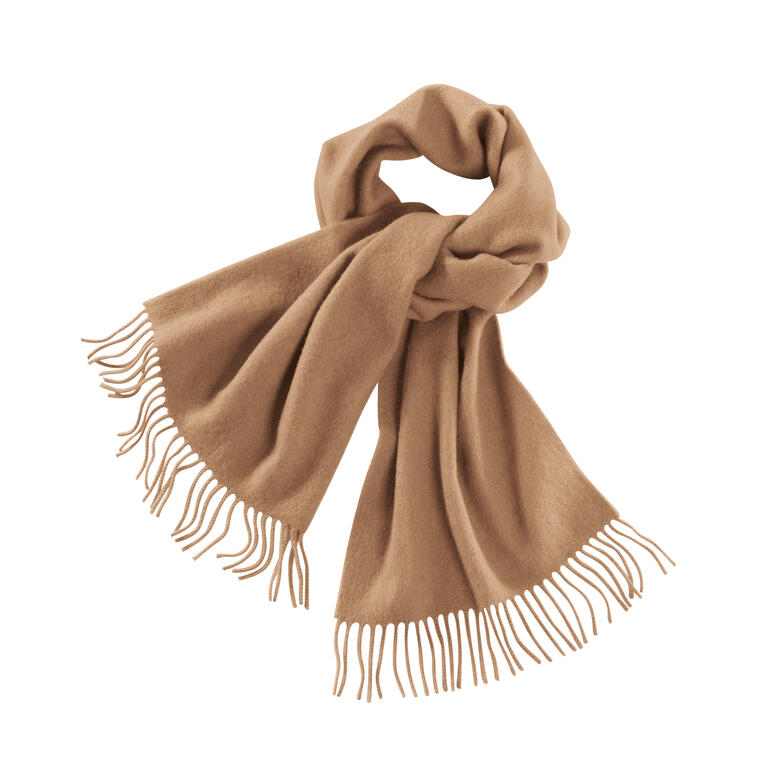 Écharpe en poil de chameau couleur camel avec franges sur fond blanc.